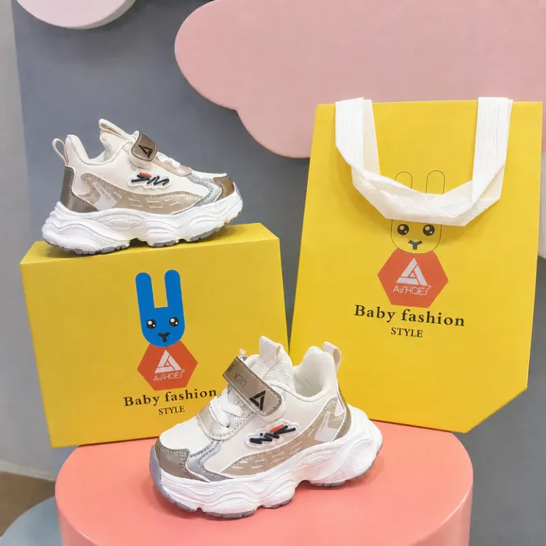 کفش بچگانه پافی Ashoes به همراه جعبه و شاپینگ‌بگ فروشگاه